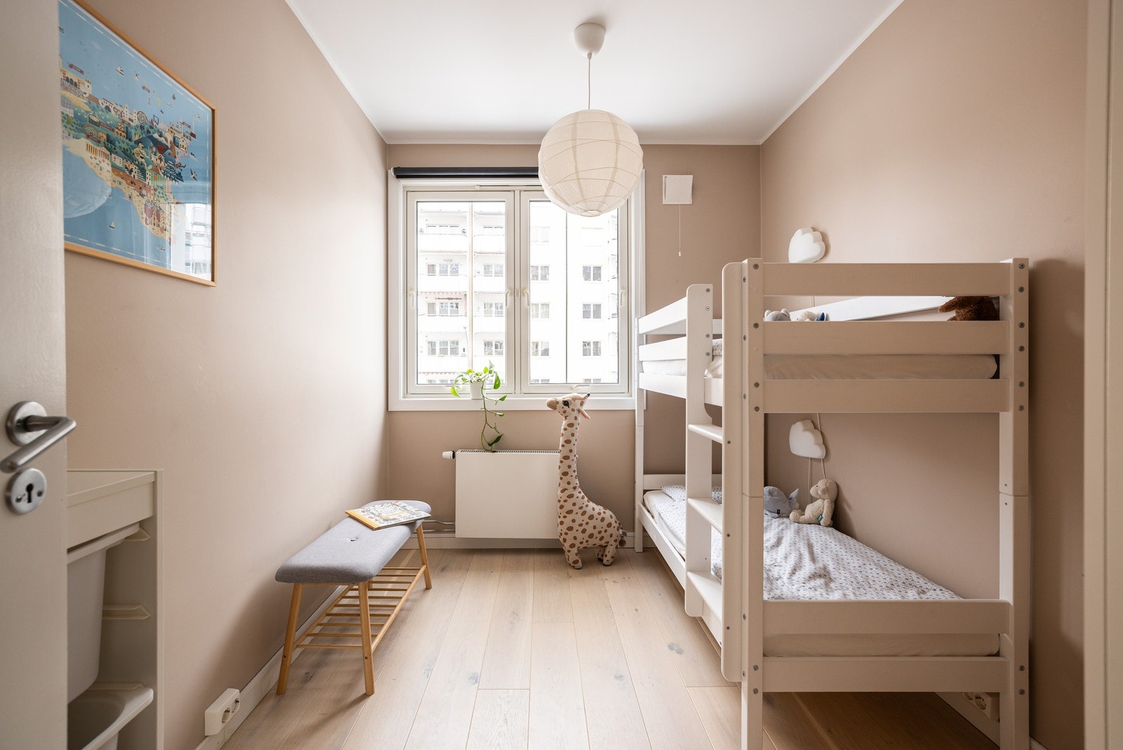 Leilighetens andre soverom har inngang fra entreen og er i dag barnas soverom. Galleribilde