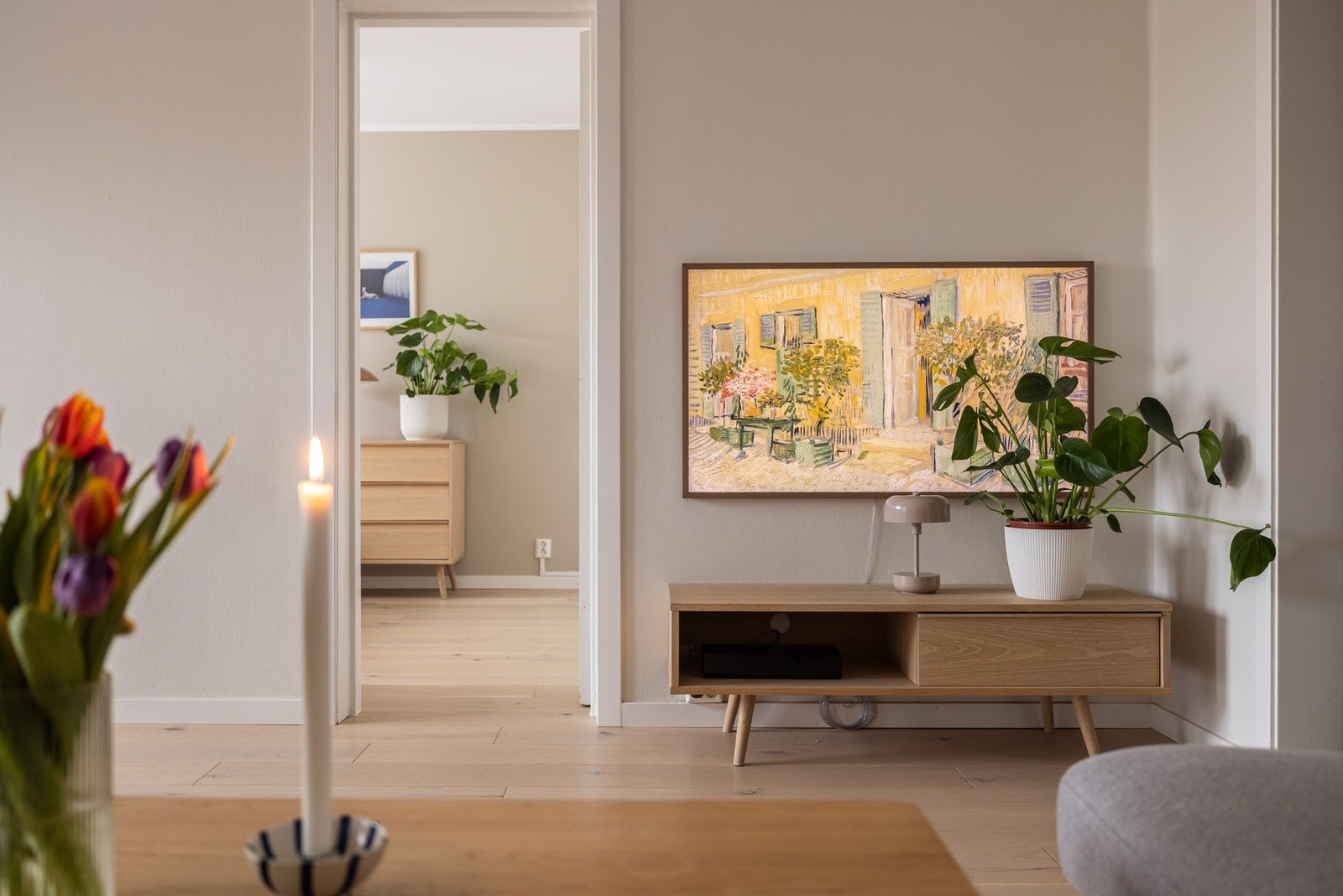 Det ble i 2021/2022 lagt flott nytt parkettgulv og alle overflater er sparklet og malt i tidløse farger. Galleribilde