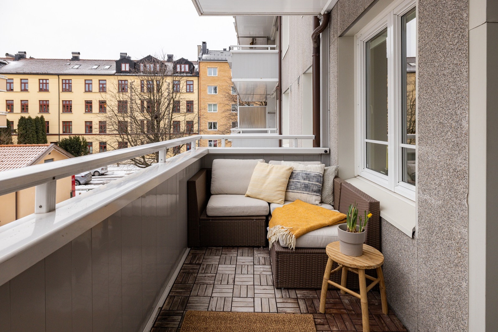 Balkongen vender mot syd og har solen store deler av dagen og til kveld. Galleribilde