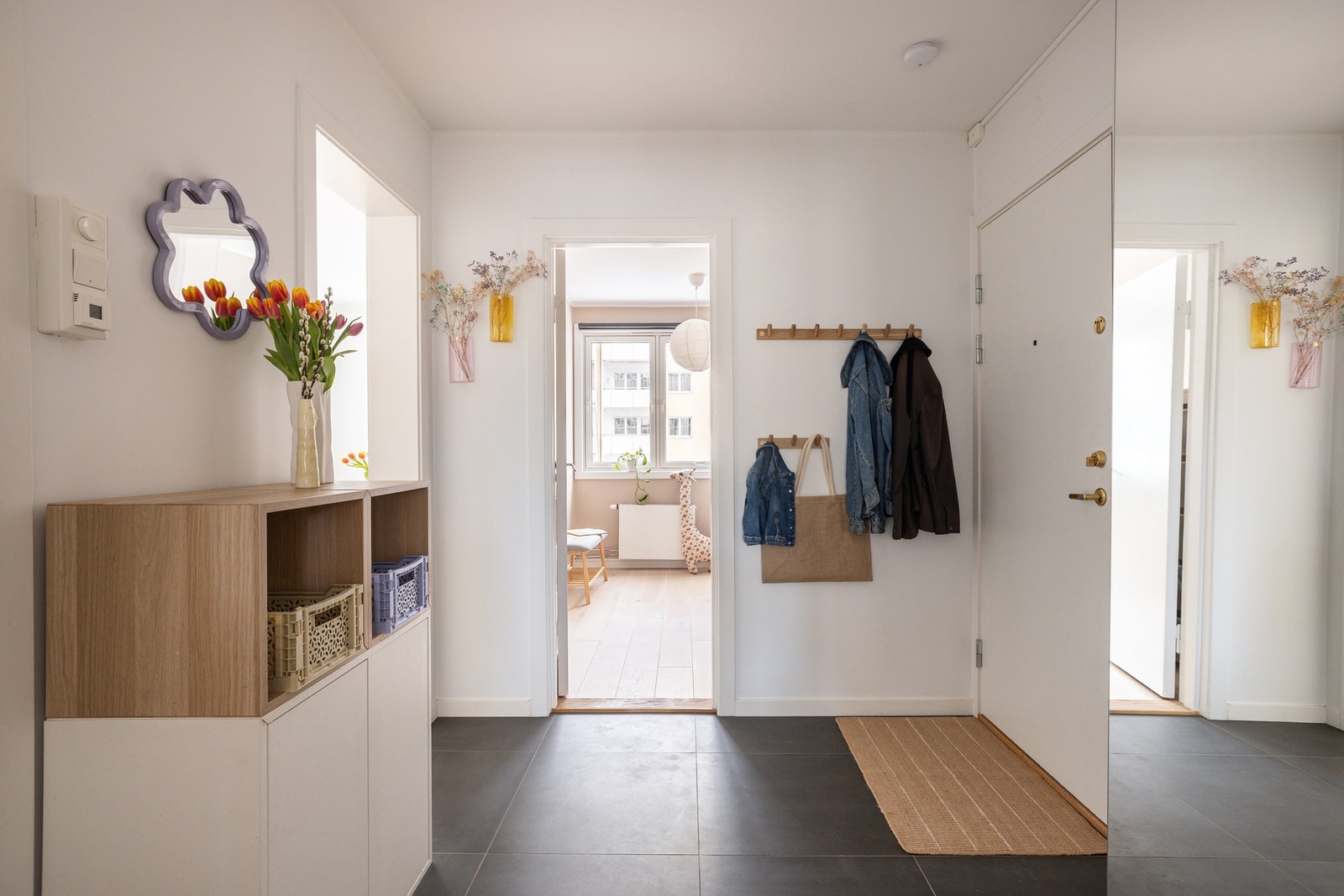 Romslig entre med praktiske fliser på gulvet. Galleribilde