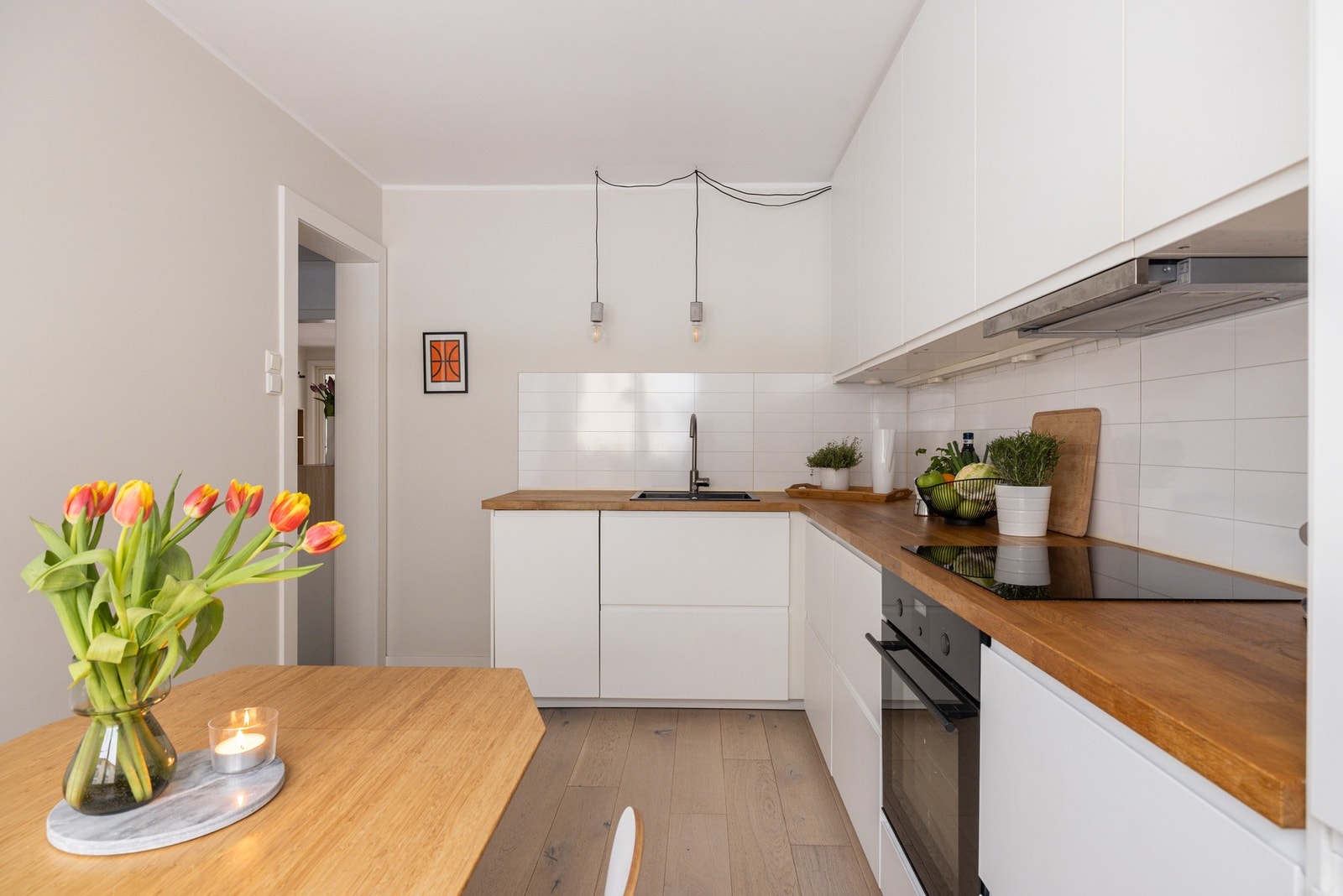 På kjøkkenet er det mye benkeplass og godt med oppbevaringsplass. Galleribilde