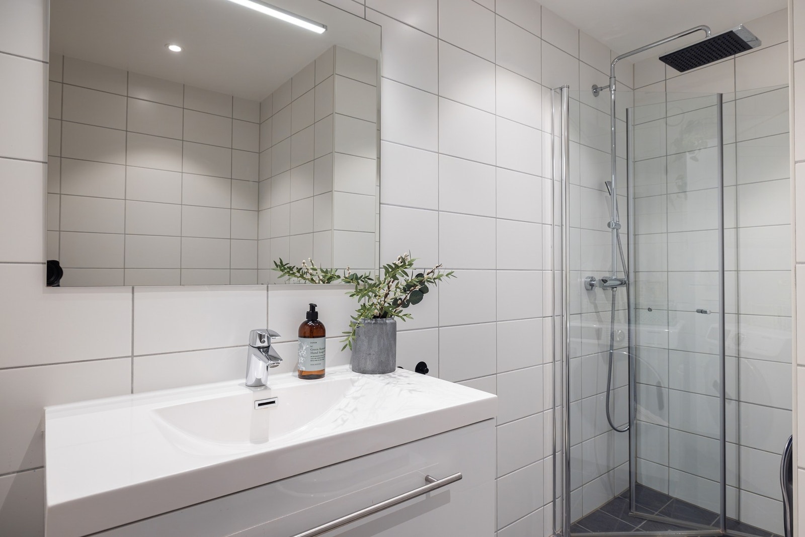 Badet har downlights i himling, avtrekk og varmekabler på gulv. Galleribilde