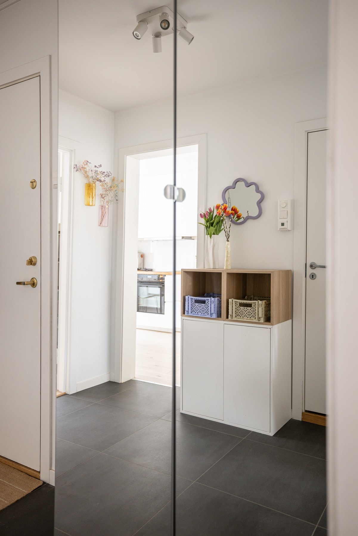 En dobbel garderobe gir plass til sko og jakker. 2 romslige boder gir ytterligere lagringsplass. Galleribilde