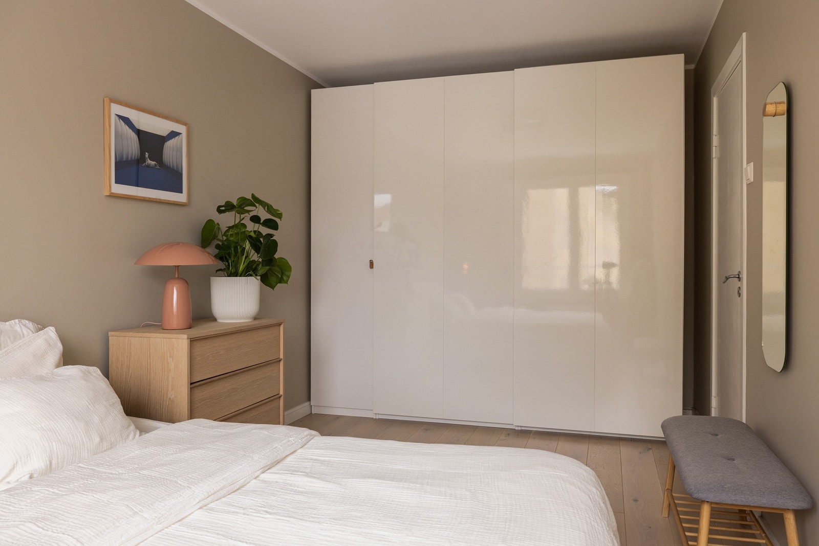 På hovedsoverommet sørger den store skyvedørsgarderoben for rikelig med lagringsplass. Galleribilde