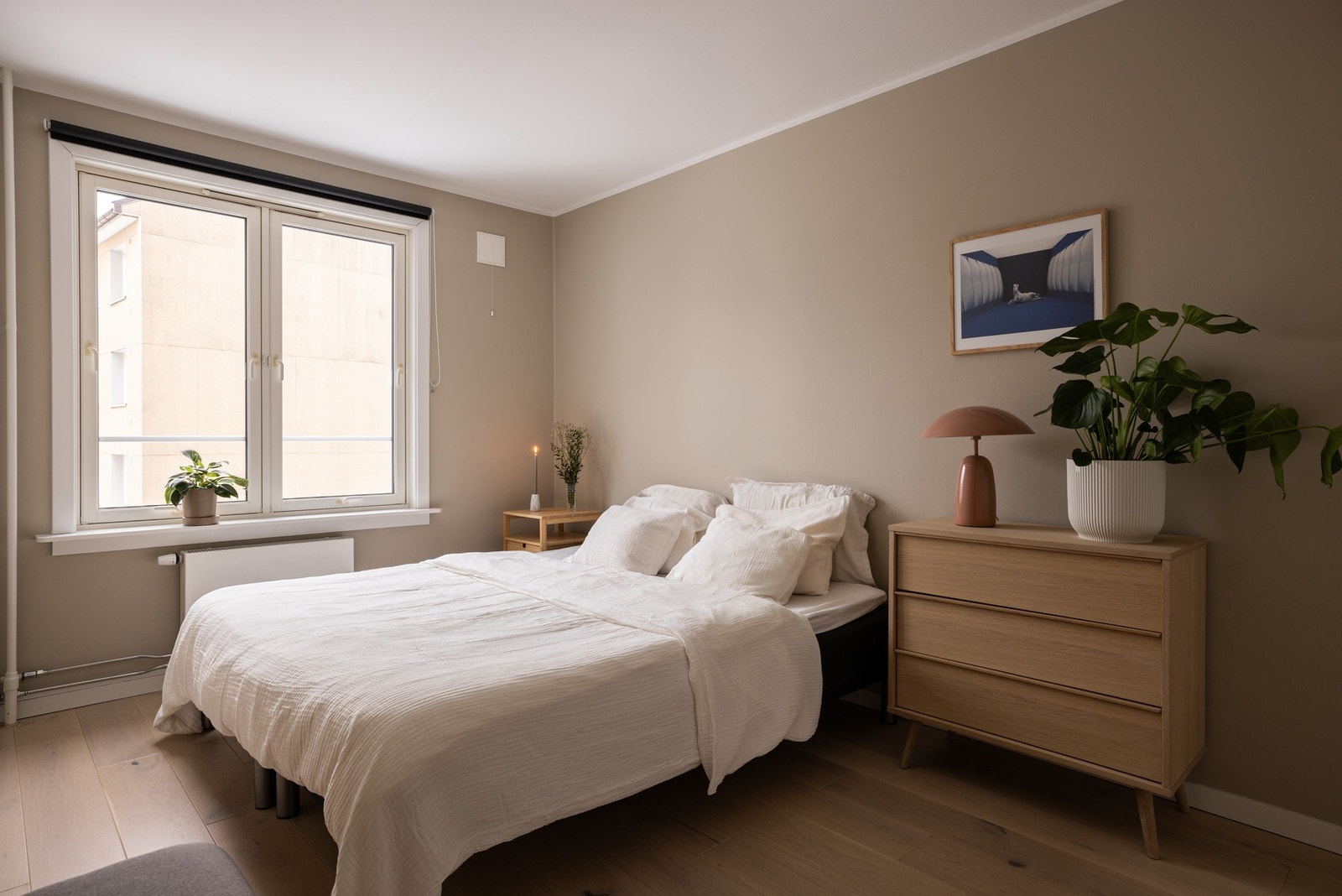 Fra stuen er det inngang til leilighetens største soverom. Galleribilde