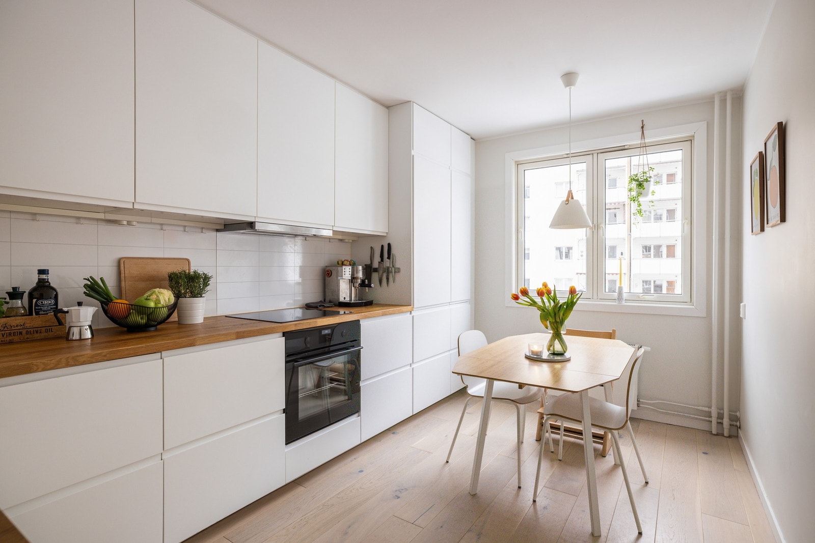 Kjøkkenet er romslig med plass til spisebord. Det er også plass til spisebord i stuen om ønskelig. Galleribilde