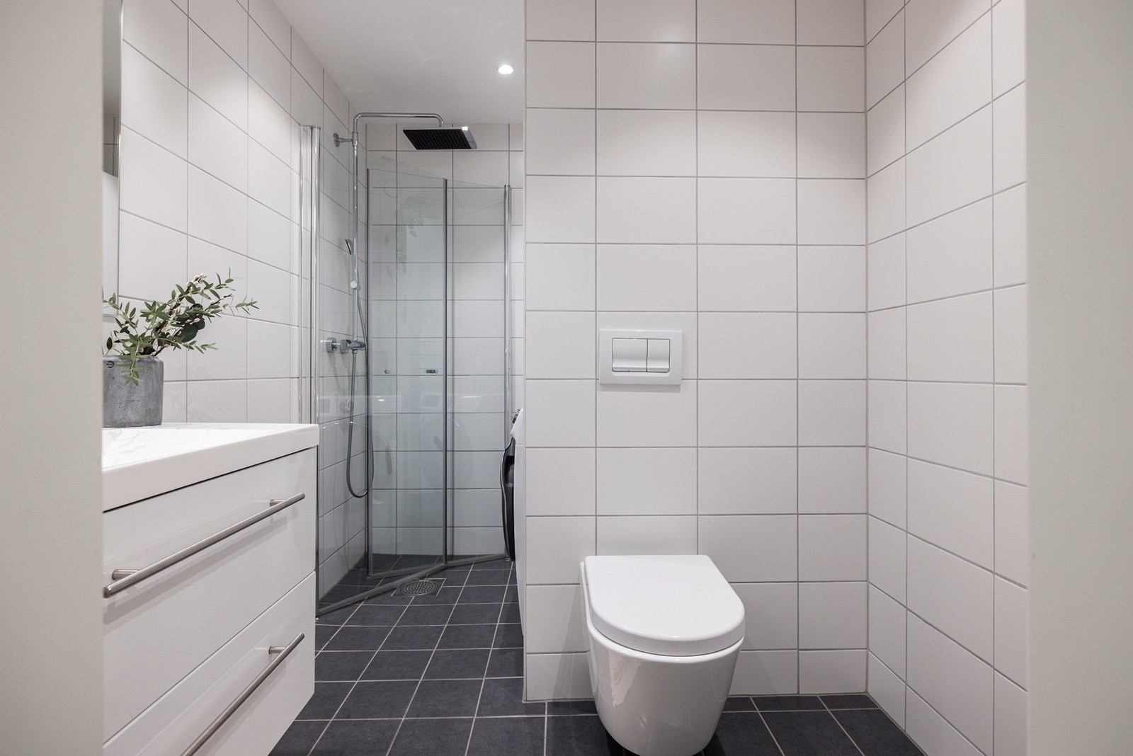 Delikat oppusset baderom gjort i regi av borettslaget i 2017. Under oppussingen ble også rørene skiftet. Galleribilde