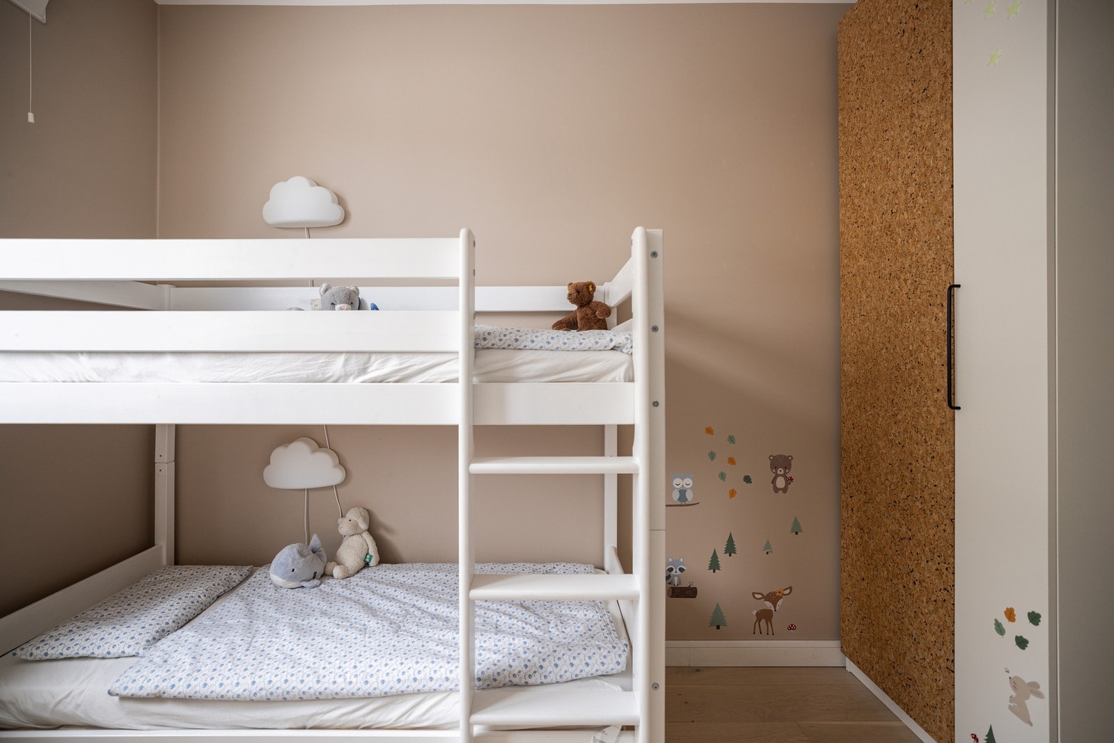 Det er plassert en dobbel garderobe i hjørnet og plass til en liten dobbeltseng ved behov. Galleribilde