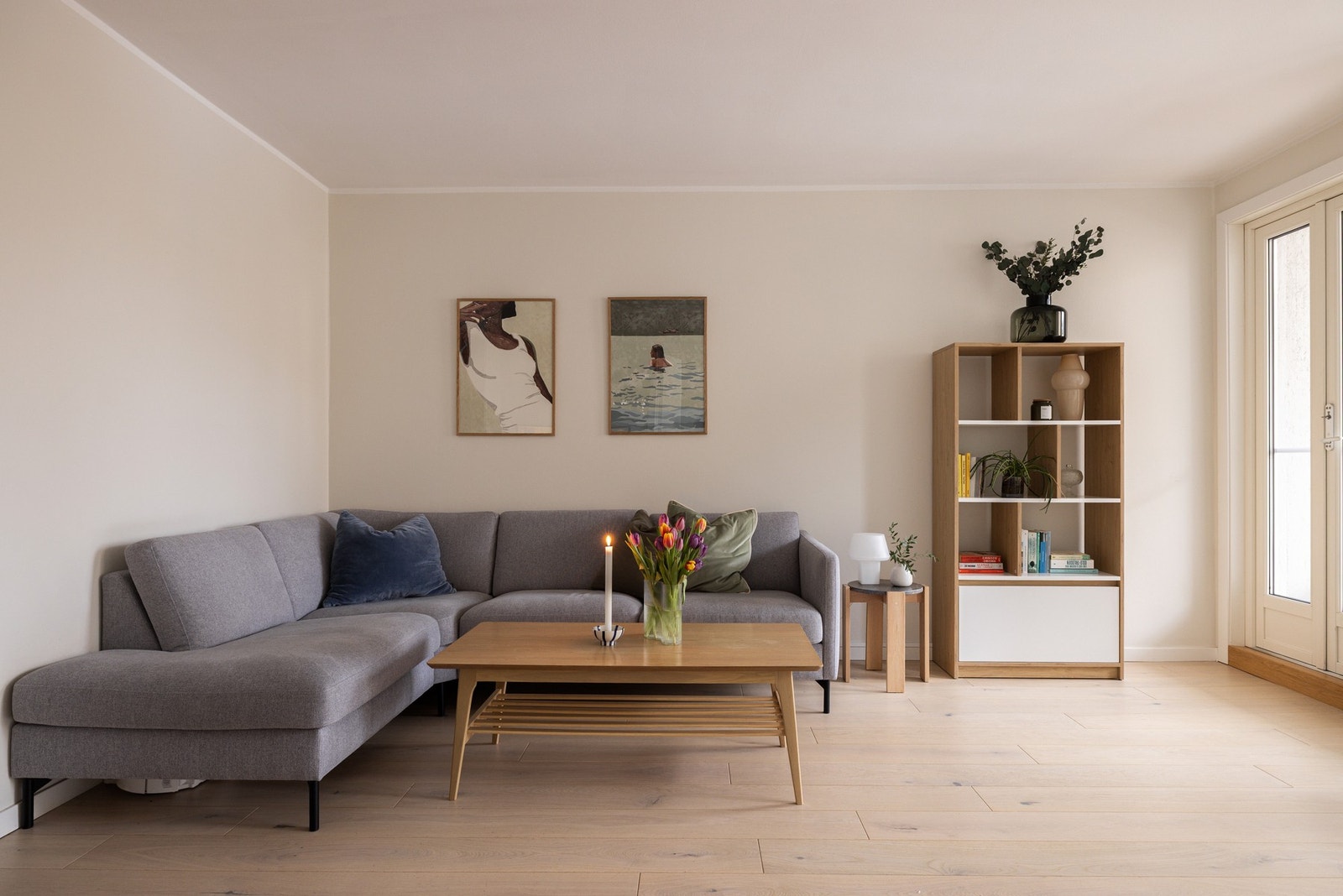 Både varmtvann, fyring og internett er inkludert i felleskostnadene. Nedbetaler man fellesgjelden med IN-ordningen reduseres felleskostnadene til kr 5.154,- pr. mnd. Galleribilde