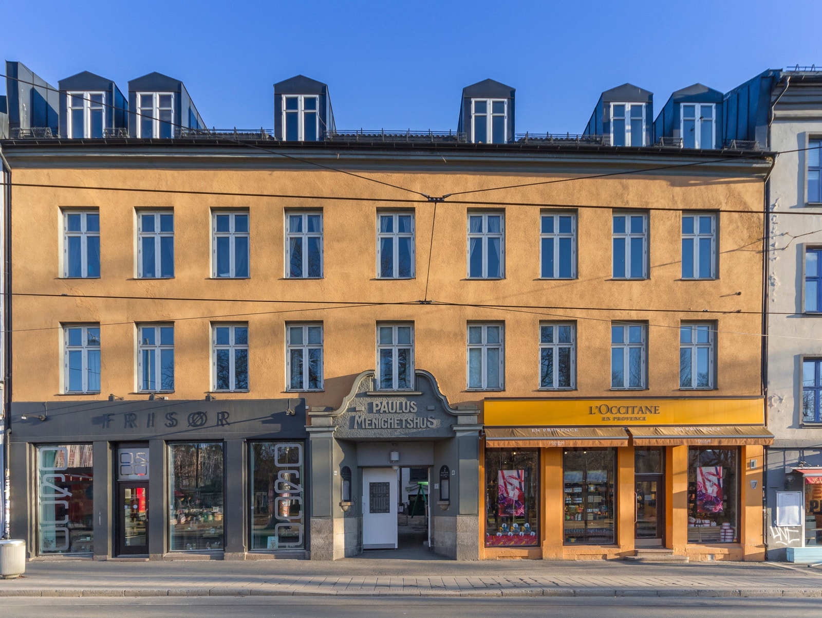 Fasaden. Leiligheten ligger i et sjarmerende bygg rett ved Olaf Ryes plass. Galleribilde