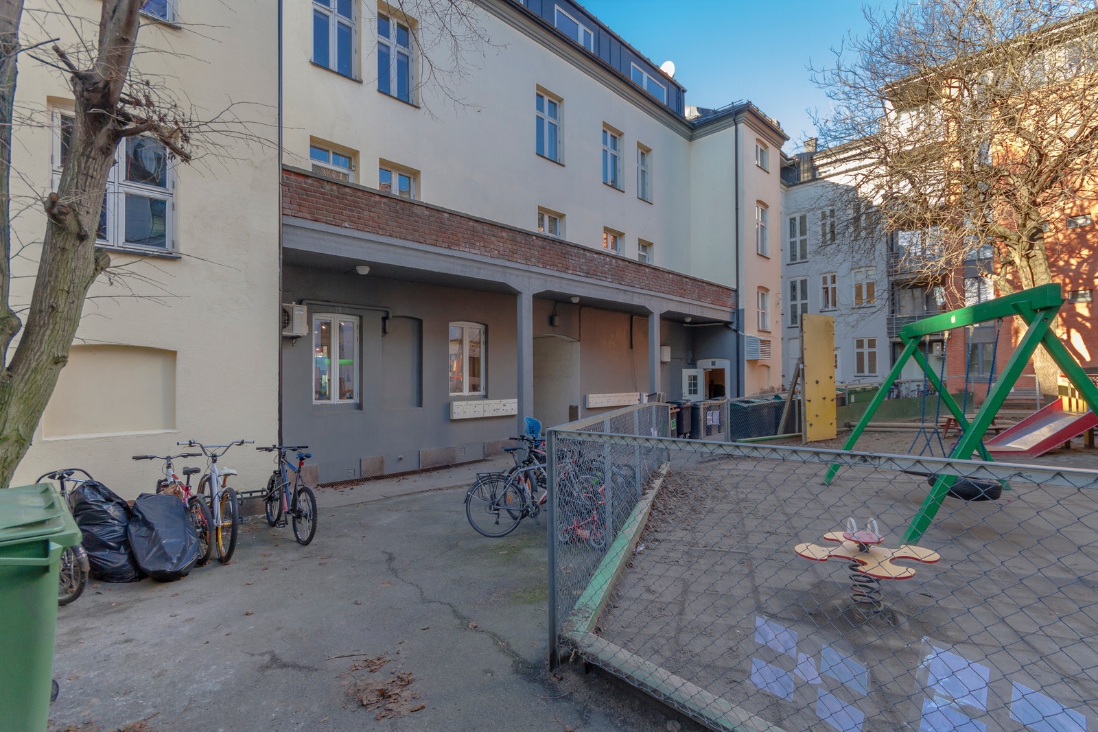 Bakgård Galleribilde