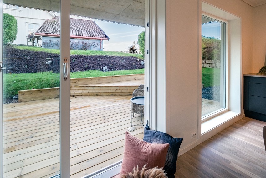 Store vindusflater gir meget god lys inn i rommet Galleribilde