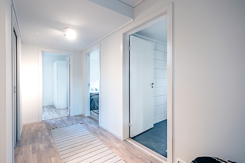 Entre med adkomst til begge soverom, bad og vaskerom Galleribilde