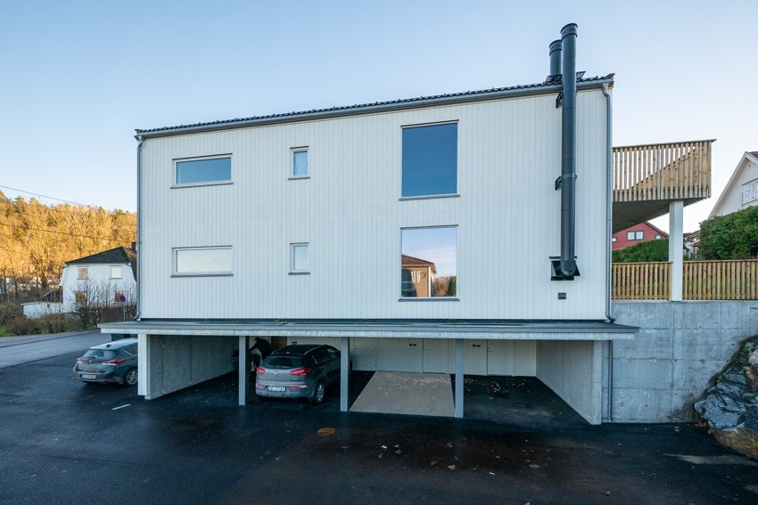 Carport i underetasjen - Leiligheten disponerer plass nr. 2 fra høyre. Det er her satt opp lader for el-bil Galleribilde