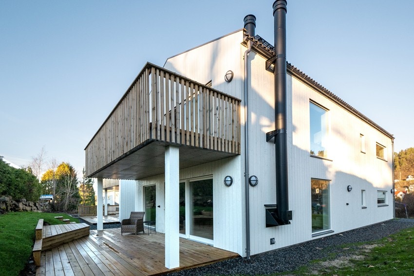 Fasade - Leiligheten har stor terrasse - Det er satt opp levegg etter bildet ble tatt Galleribilde