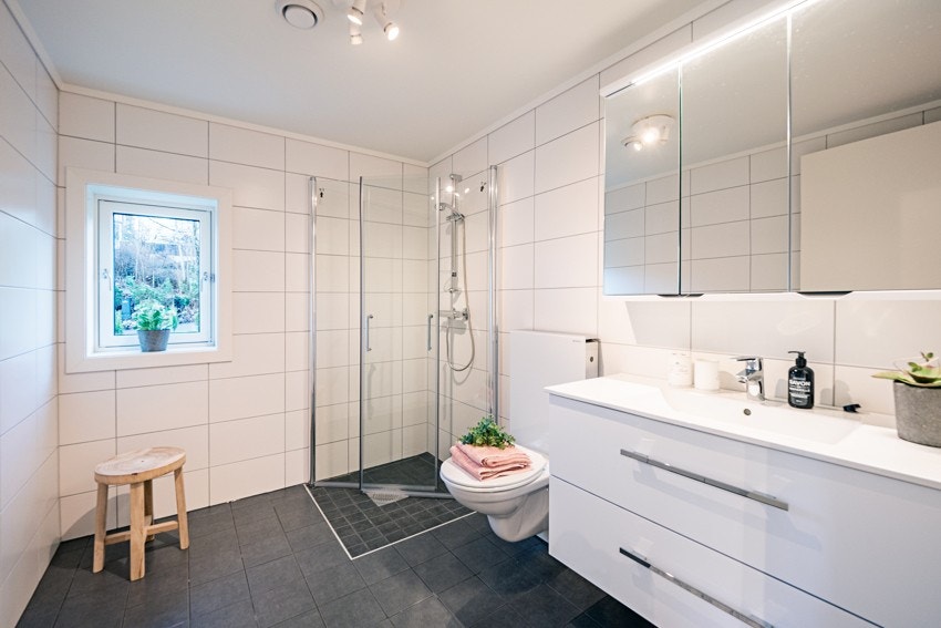 Stort og delikat flislagt bad med varmekabler Galleribilde