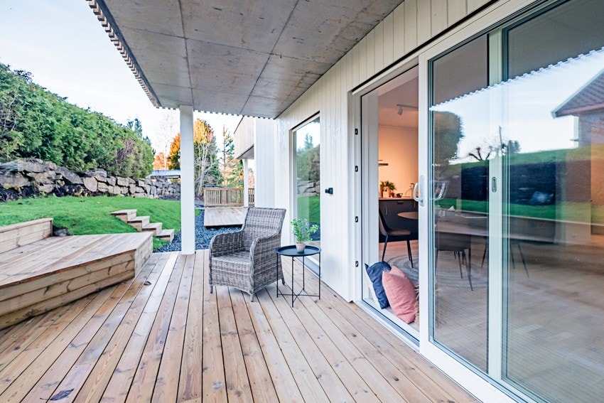 Terrassen er usjenert og solrik Galleribilde