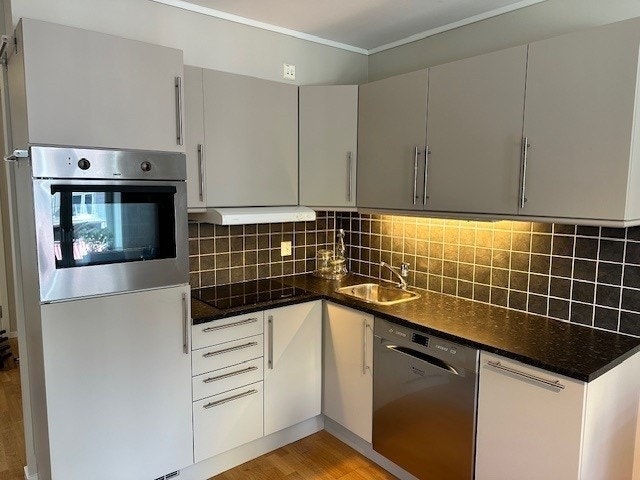 Kjøkken med alle hvitevarer Galleribilde