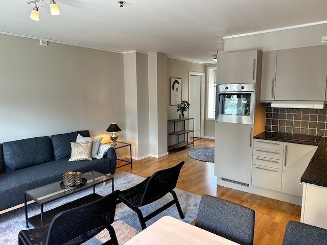 Stor stue med store vinduer mot sentrum Galleribilde