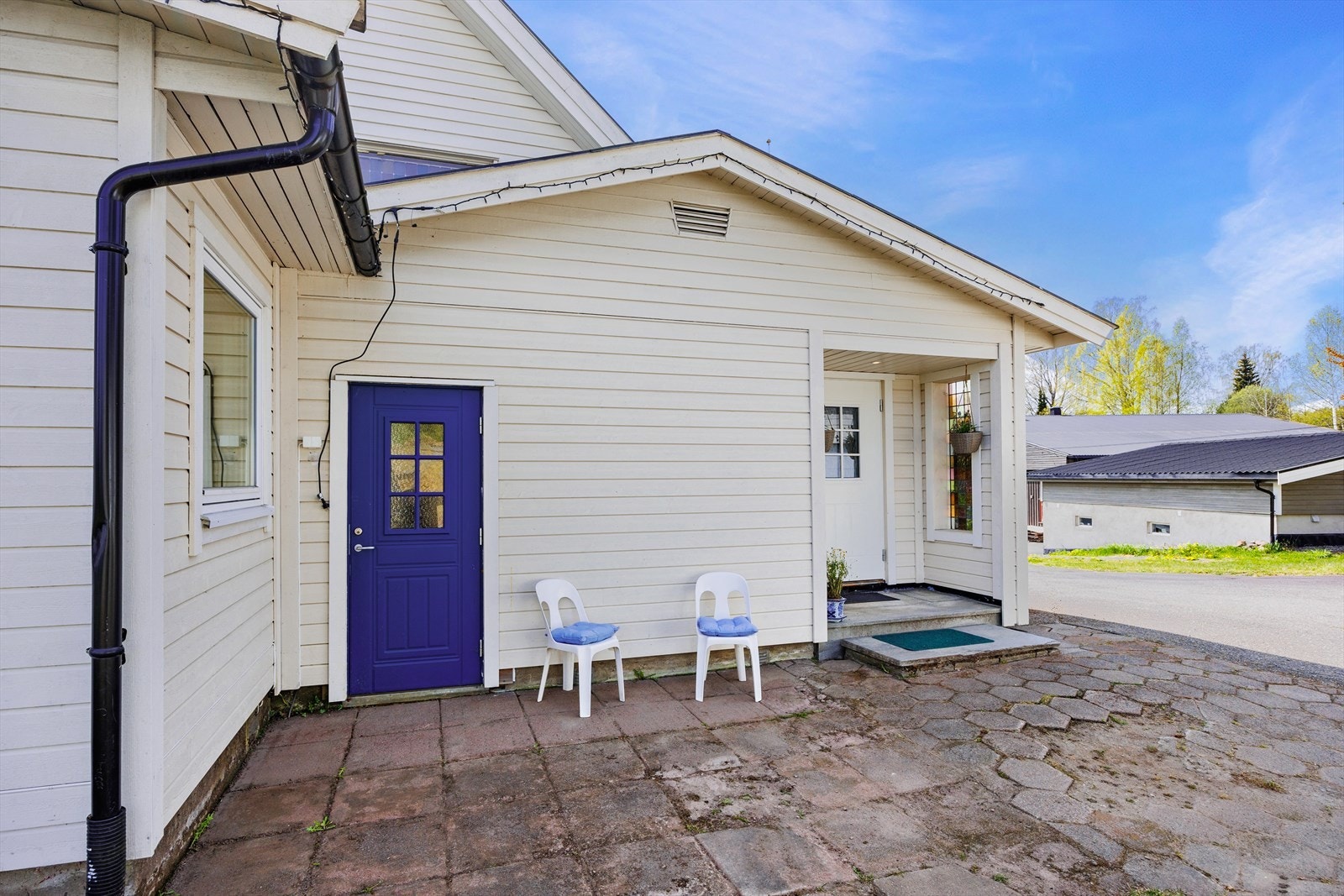 Det er egen inngang til kjelleretasjen. Galleribilde