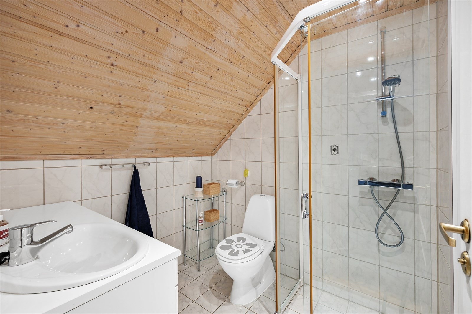 Badet i 2. etasje har fliser på vegger og gulv samt gulvvarme. Galleribilde