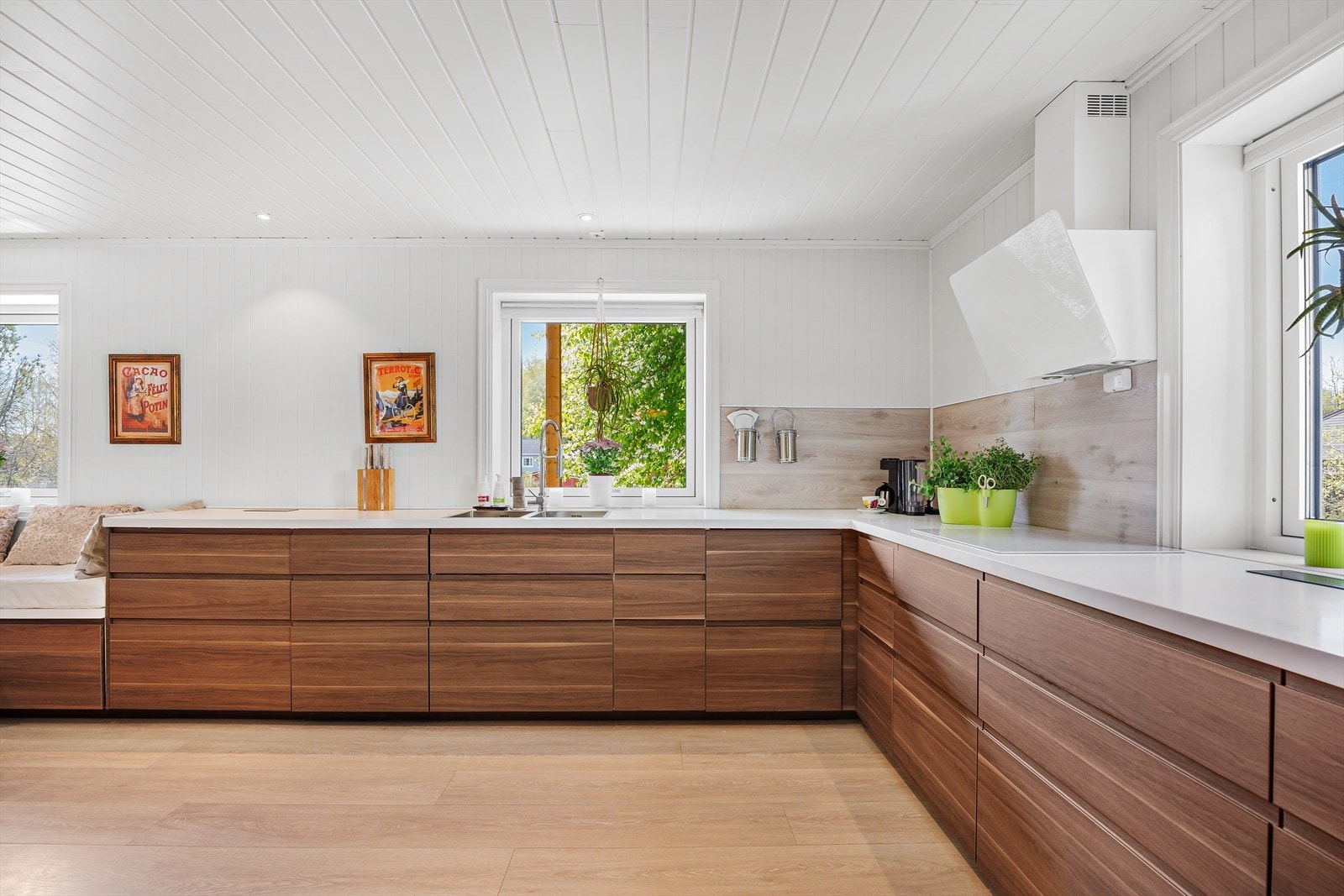 Stilrent kjøkken med mye benkeplass og integrerte hvitevarer. Galleribilde