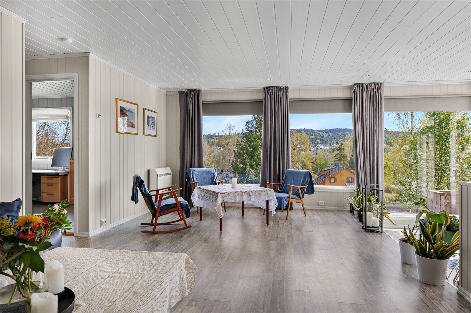 Stuen har store vindusflater som slipper inn rikelig med naturlig lys. Galleribilde