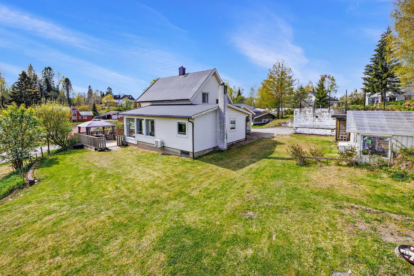 Eiendommen er på ca. 2,5 mål og har dobbeltgarasje. Galleribilde