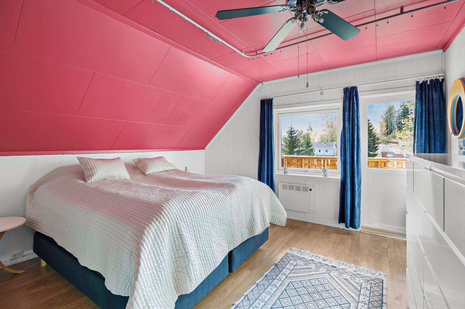 Det er 3 soverom i 2. etasje. Soverommet er av god størrelse med utgang til balkong. Galleribilde