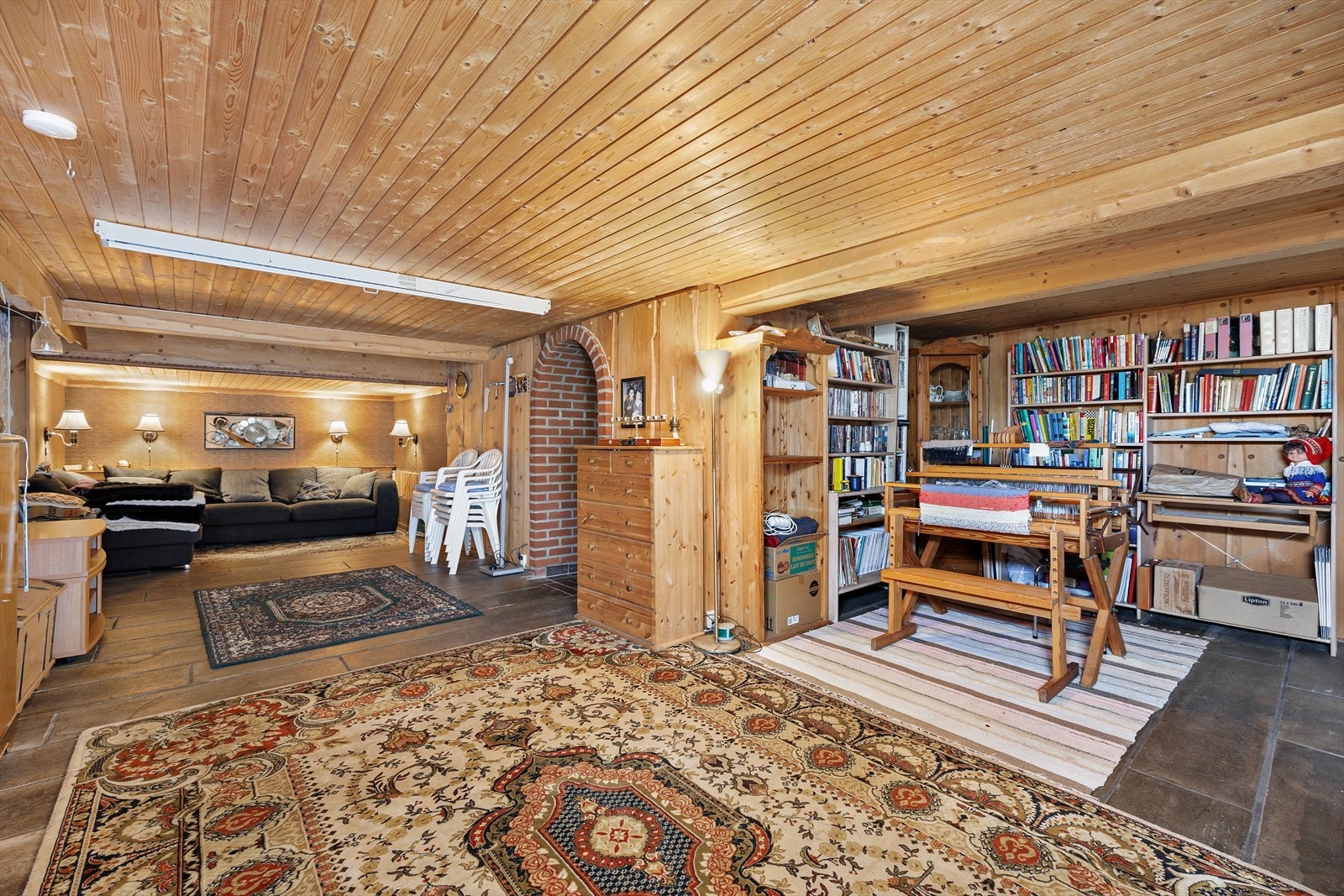 Kjelleren er romslig med flere disponible rom. Dette rommet er i dag innredet som kjellerstue. Galleribilde