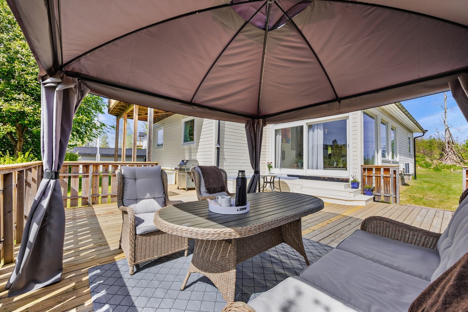 Paviljong på terrassen gir skygge og komfort for avslapning. Galleribilde