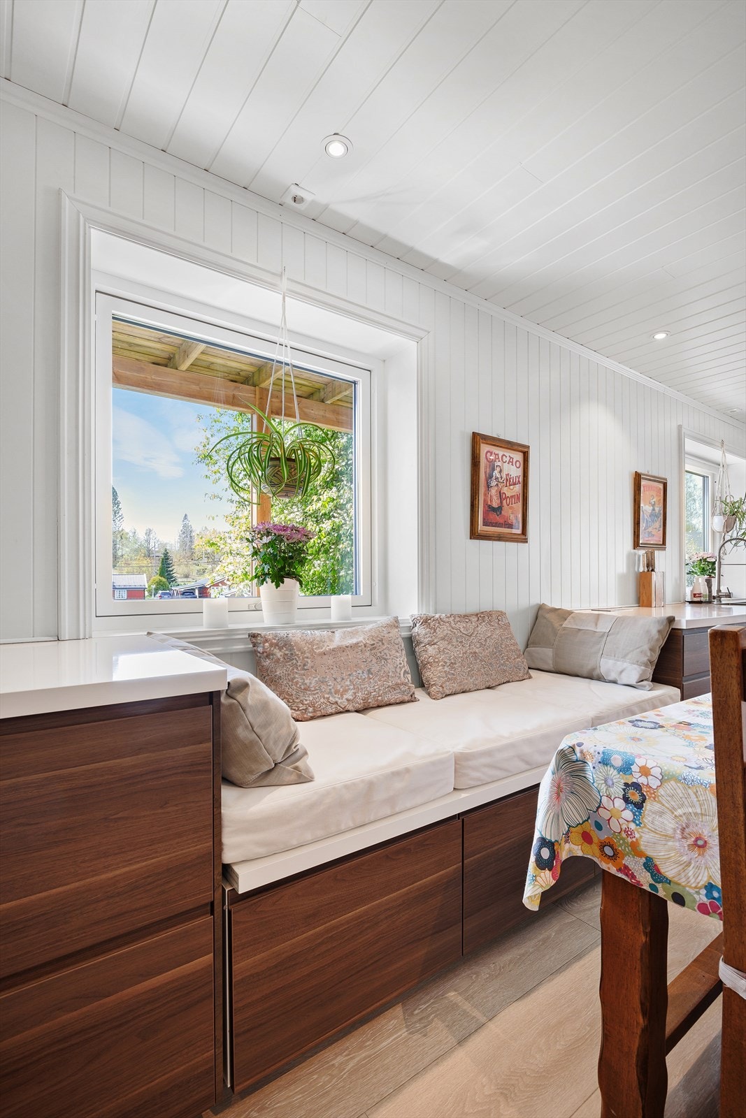 Innebygd sitteplass med oppbevaringsskuffer under. Galleribilde