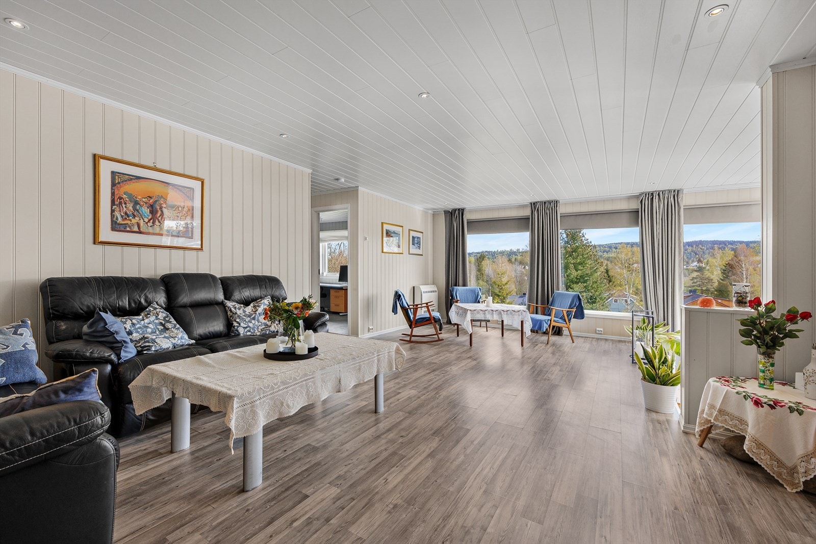 Stuen er lys og trivelig med store vinduer som slipper inn rikelig med naturlig lys. Galleribilde