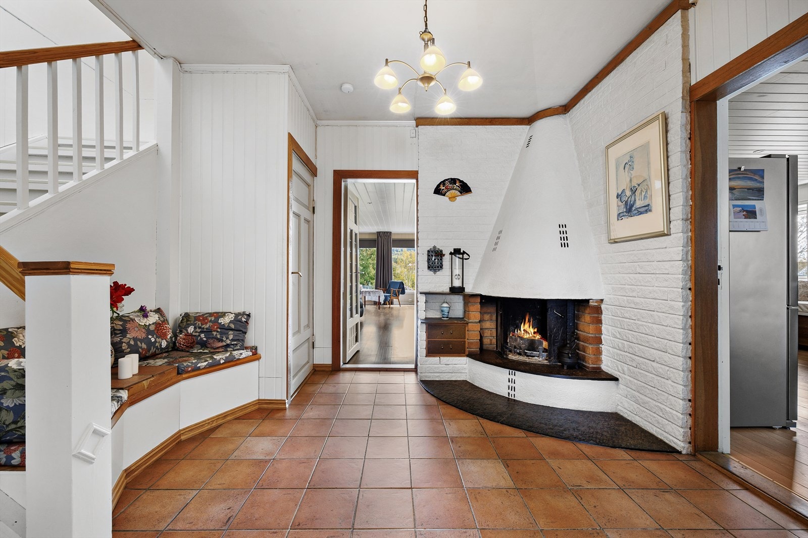 Koselig peis i gangen som skaper en hyggelig atmosfære. Galleribilde