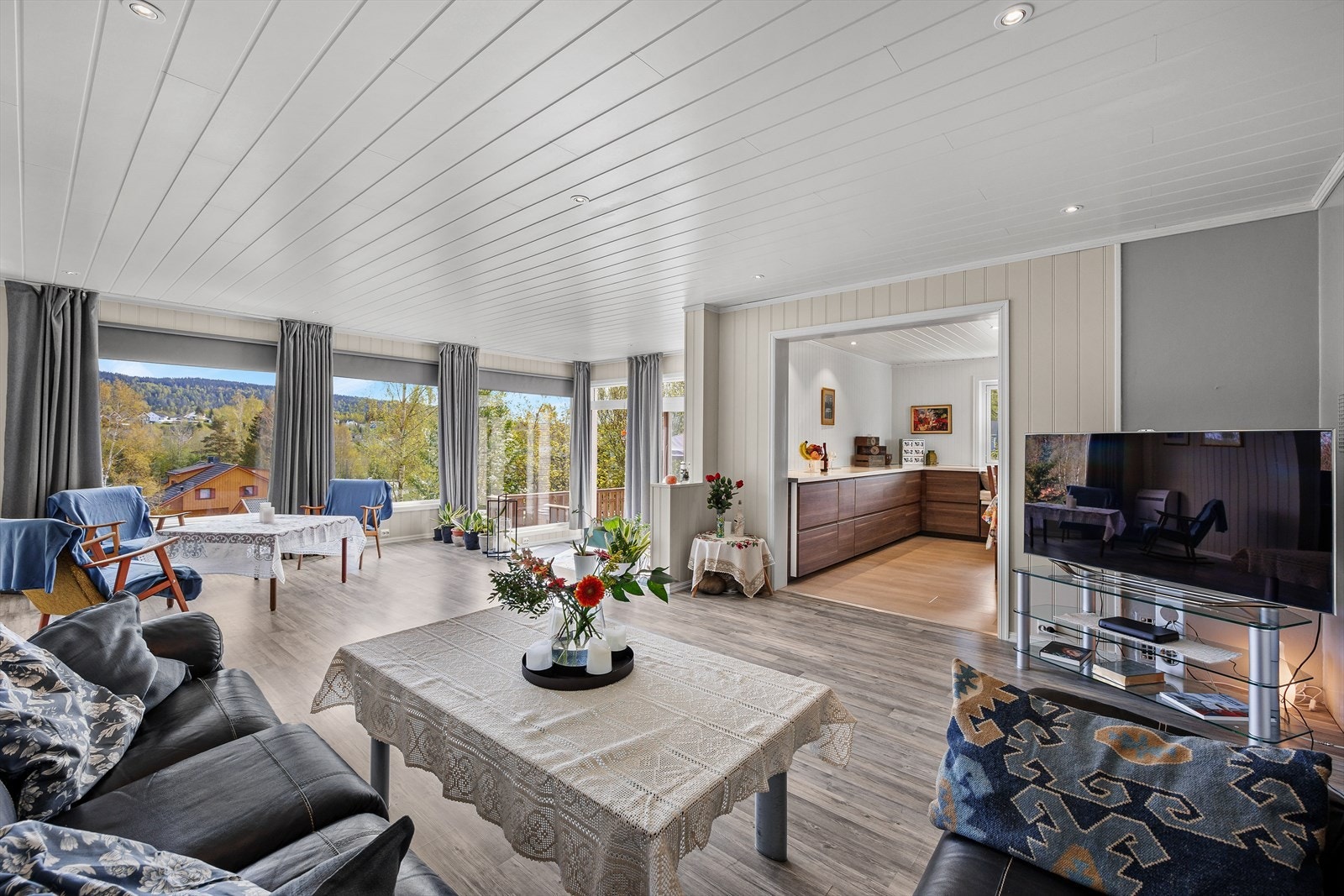 Stuen er av svært god størrelse med halvåpen løsning til kjøkkenet. Galleribilde