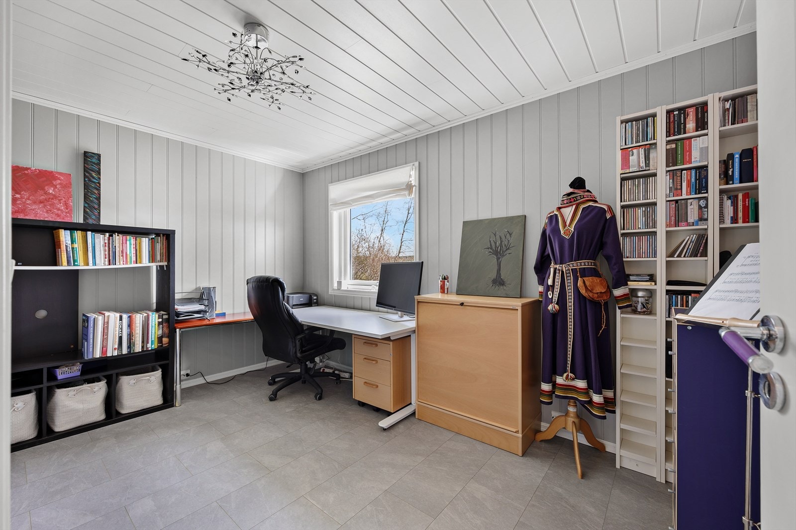 Soverom 2 er romslig med god plass til seng og skrivepult, rommet brukes i dag som hjemmekontor. Galleribilde