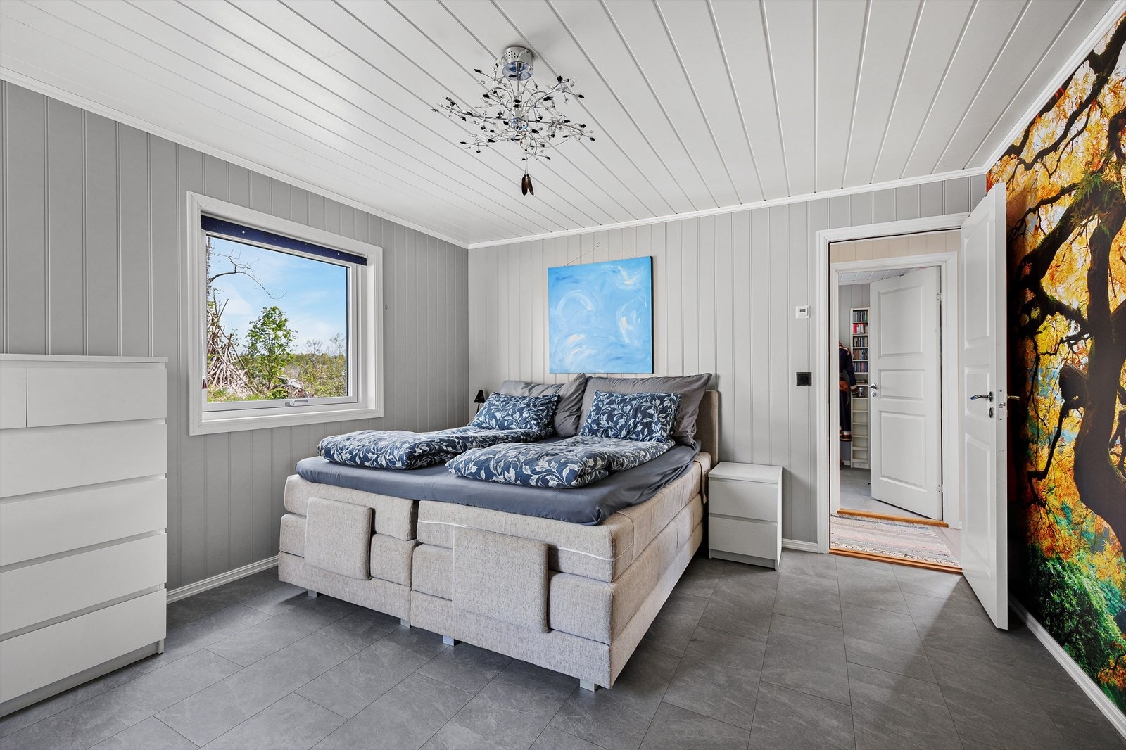 Boligen har 5 soverom, hvorav 2 befinner seg i hovedetasjen. Soverom 1 er av god størrelse med varme i gulvet og lyse vegger. Galleribilde