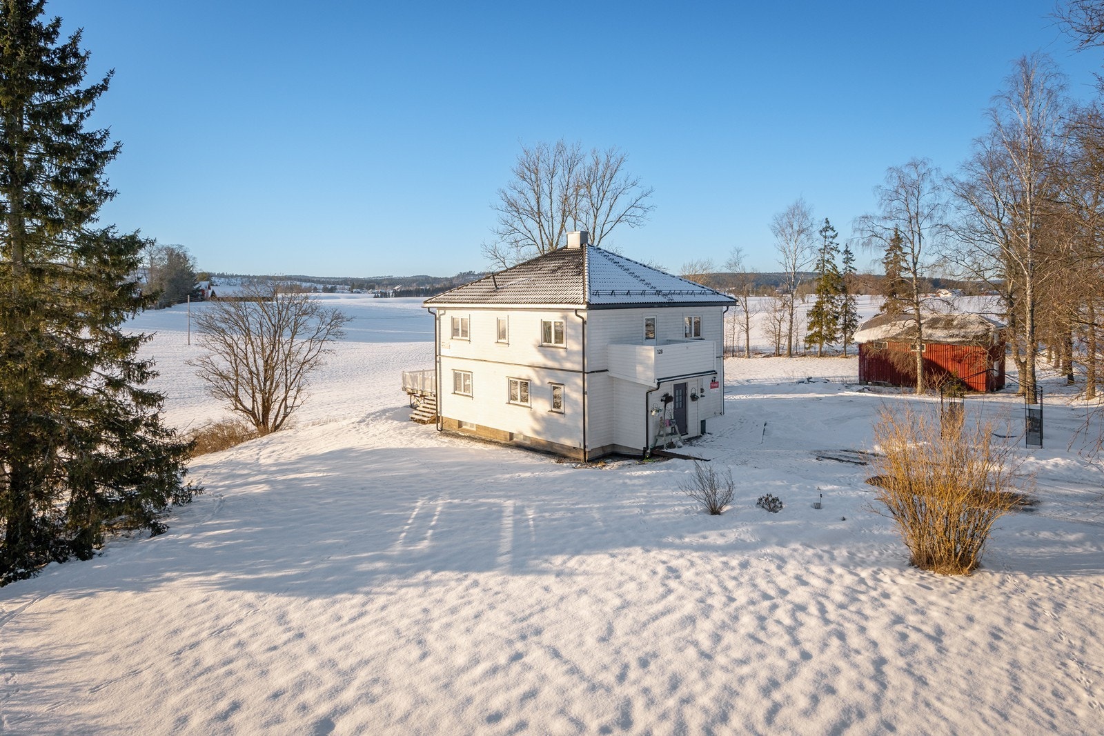 Nesveien 128 ligger usjenert til, og plasseringen gir fri og helt nydelig utsikt over åkre og vakker natur. Galleribilde