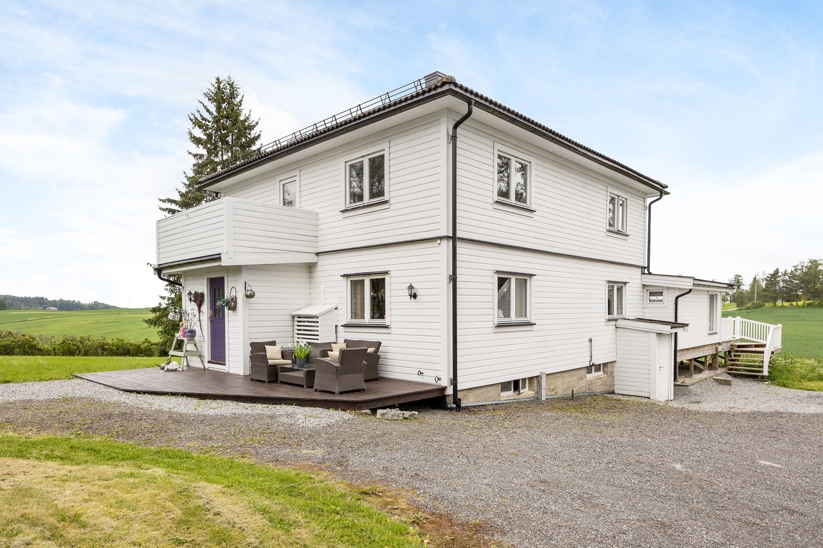 Ved inngangspartiet har boligen et hyggelig markterrasse. Galleribilde