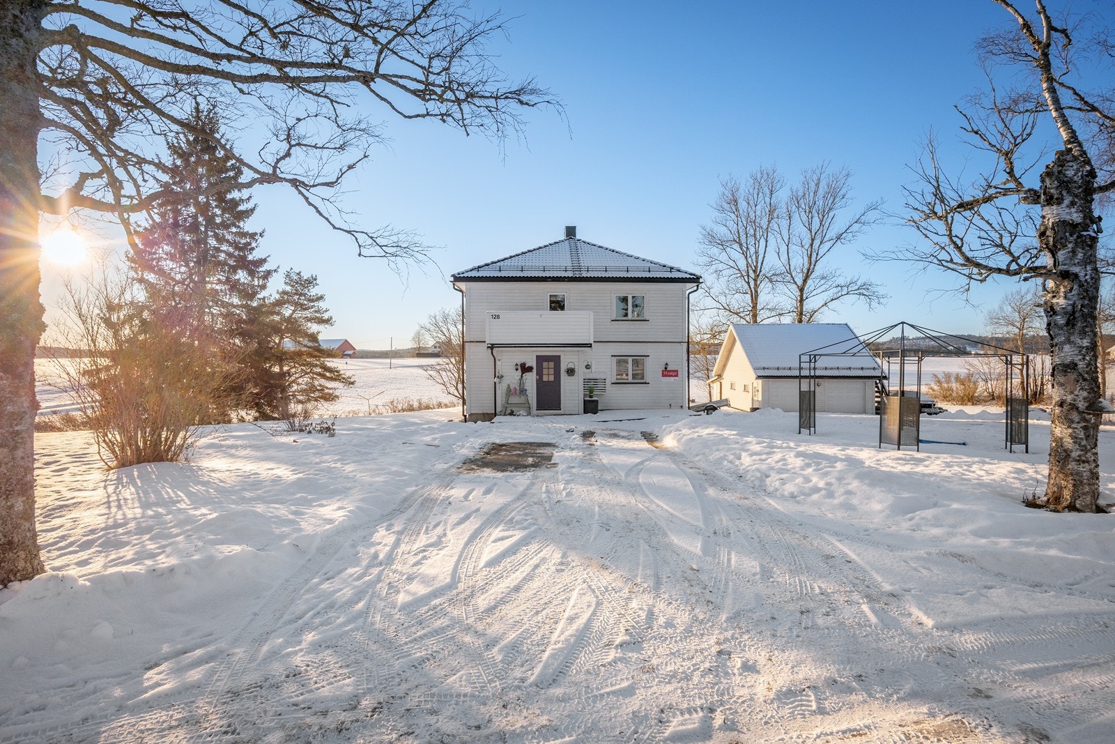 Aktiv Eiendomsmegling v/Kenneth Sverre har gleden av å presentere Nesveien 128! Foto: Svein Michaelsen. Galleribilde