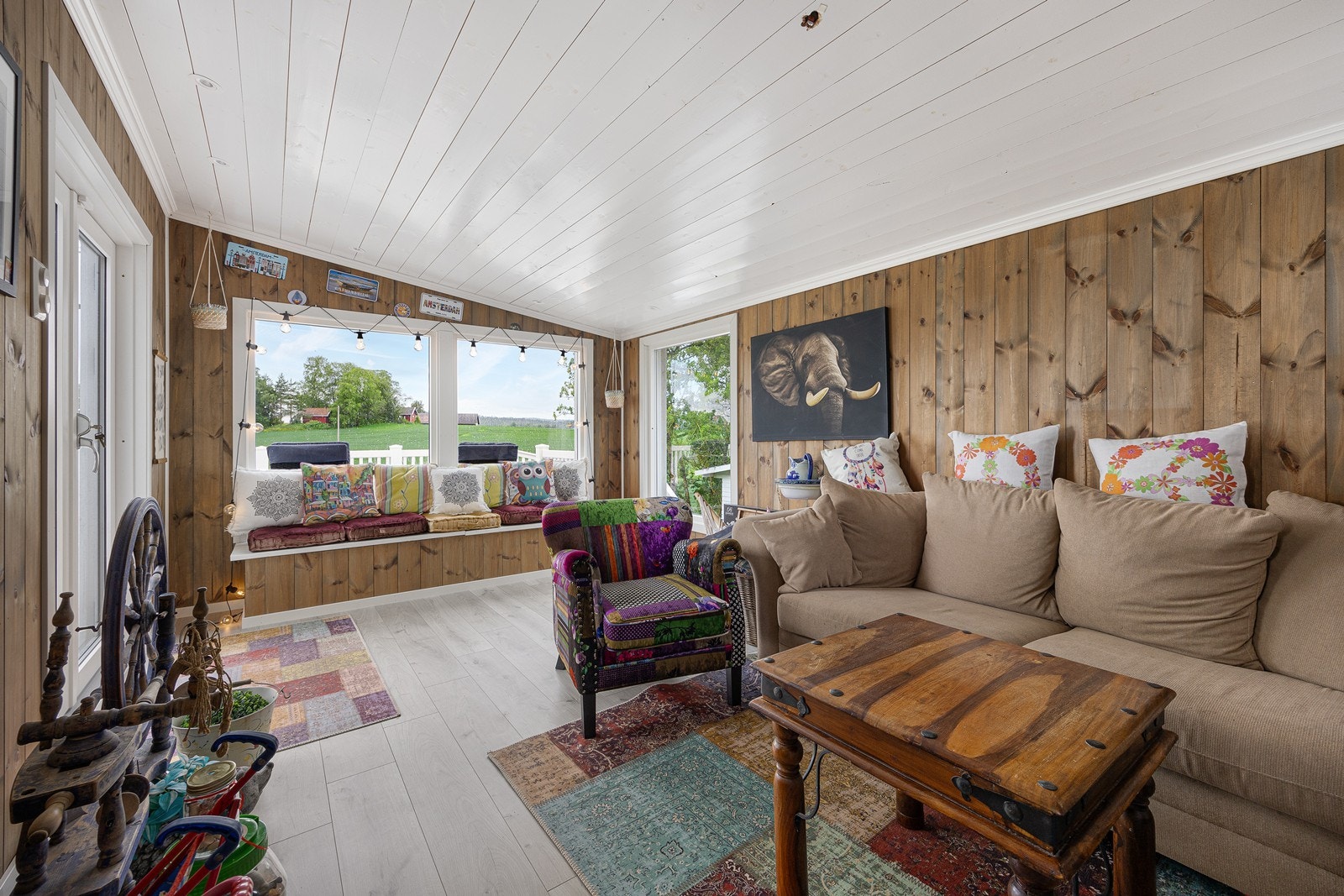 Hagestuen kan benyttes utover høsten og er innredet med downlights, 1-stavs laminatgulv og trepanel på veggene. I tillegg til adkomst fra terrassen er det dør fra dagligstuen inn til hagestuen. Galleribilde