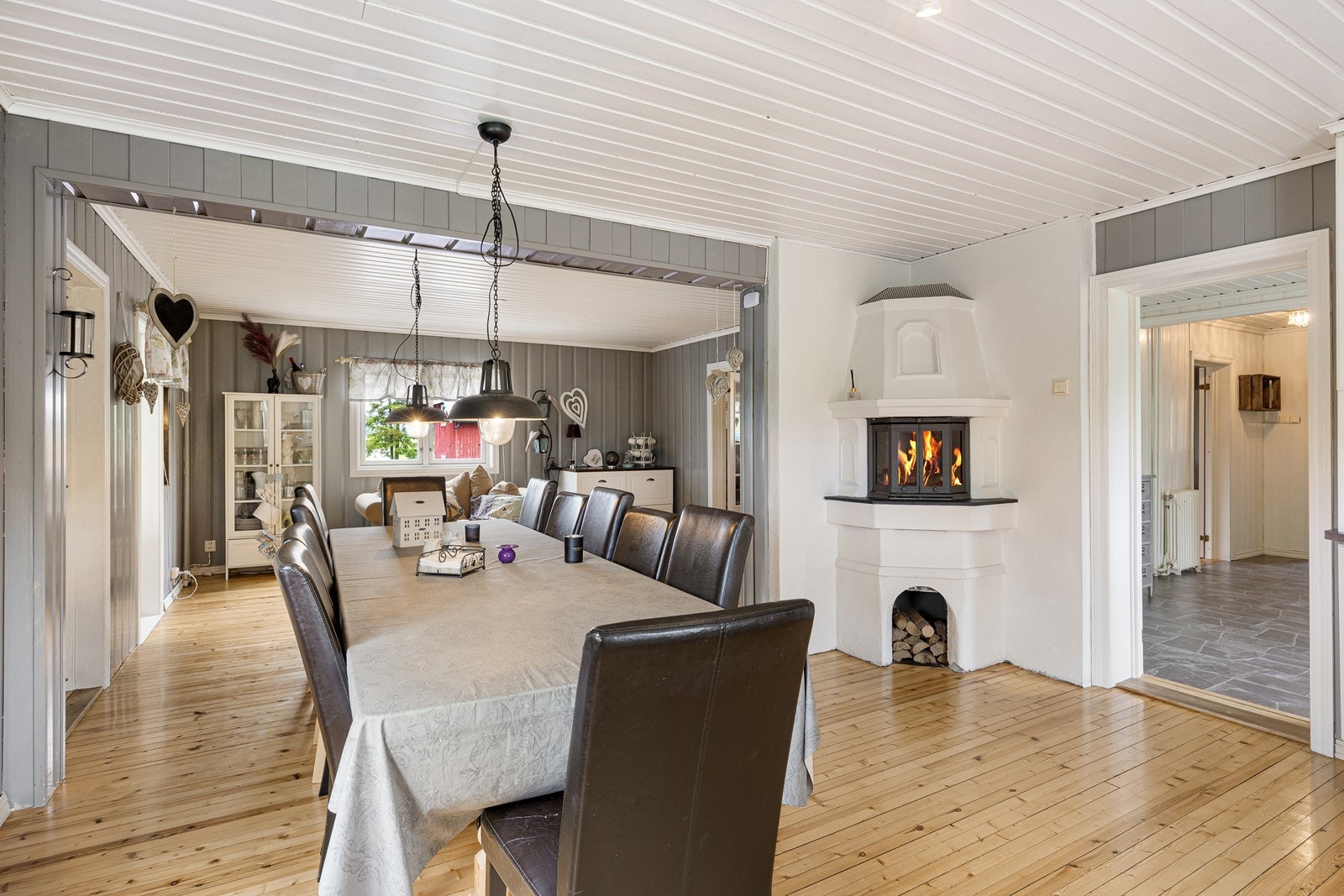 Kjøkkenet er lyst, stort og innbydende; et flott samlingspunkt med peisinnsats for ekstra varme og hygge. Galleribilde