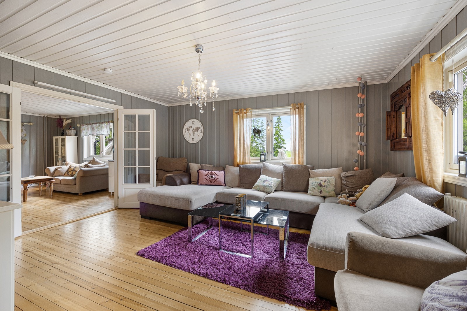 Hovedstuen får naturlig lys fra to sider, og rommet har god plass til en stor sofagruppe. Galleribilde