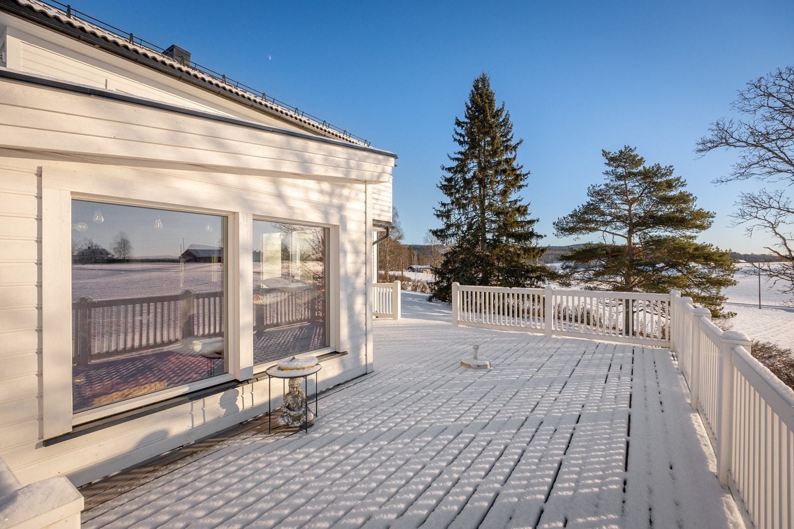 Tomten er opparbeidet med hekker, trær, busker og stor gressplen. Galleribilde