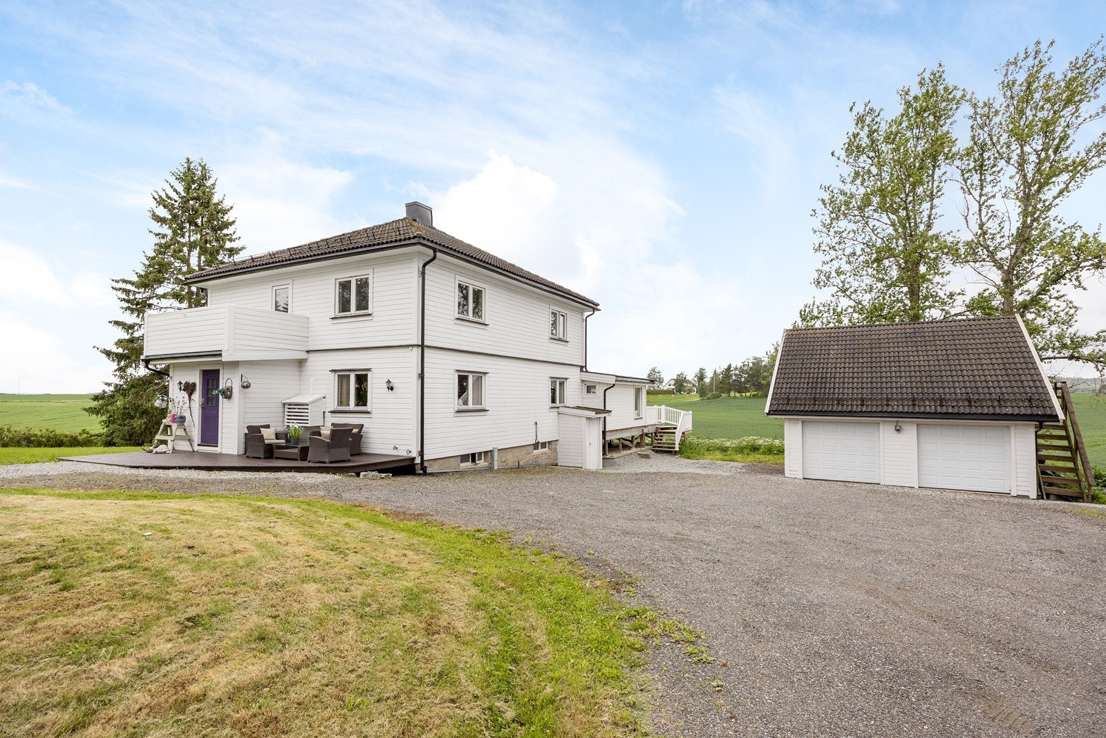 Sommerstemning fra gårdsplassen. Galleribilde