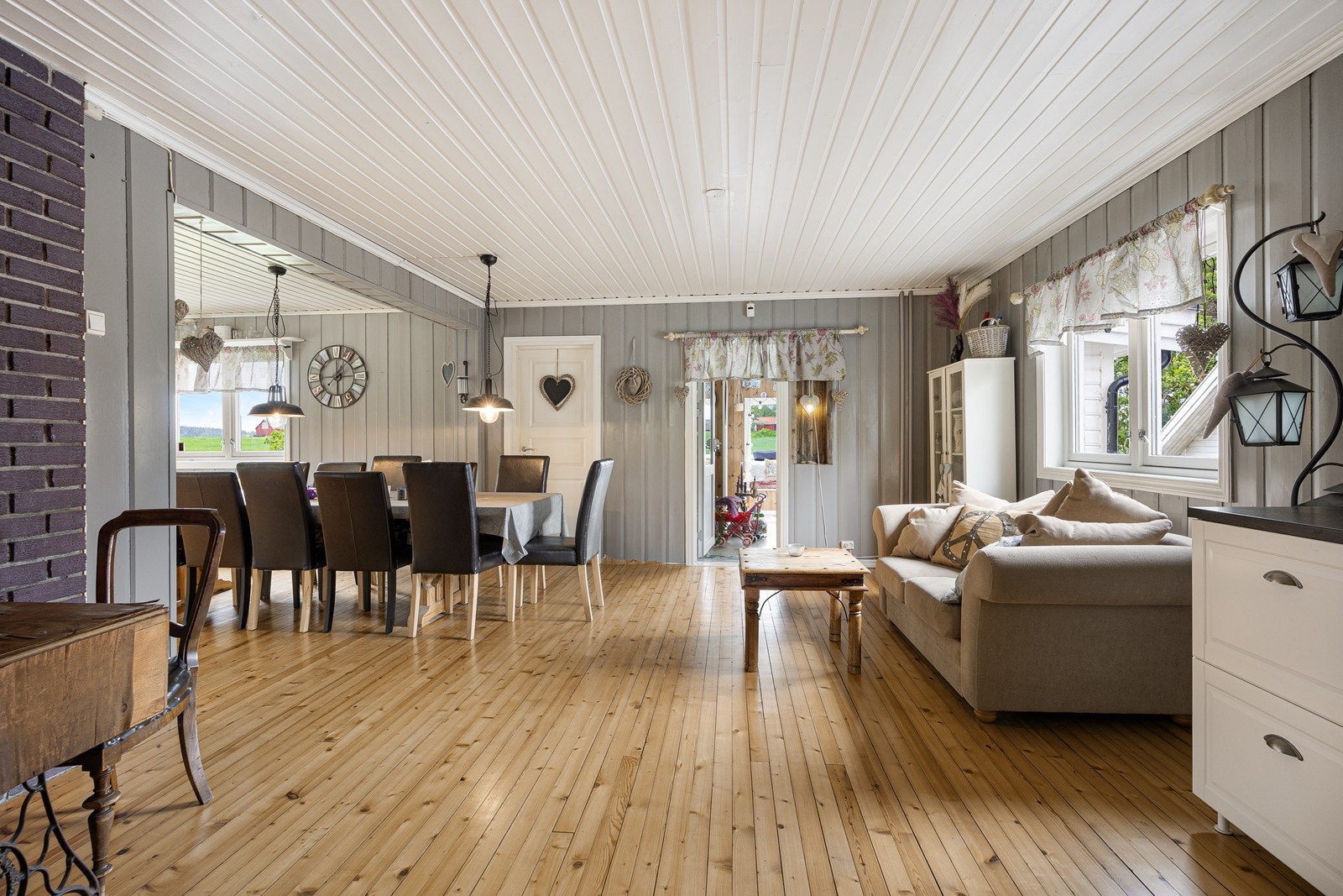 Boligen har to pene, tilstøtende stuer i 1. etasje, noe som gir ekstra fleksibilitet og god møbleringsfrihet. Galleribilde