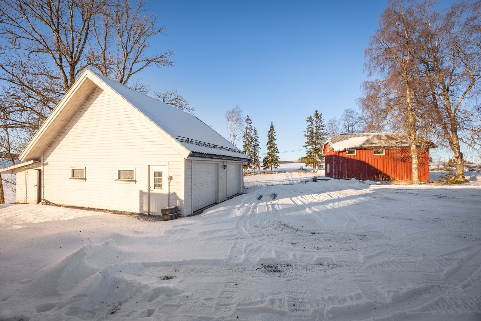 Over halve garasjen er det loftsrom, og åpen himling i resten av arealet. Loftsrommet er ikke byggemeldt. Galleribilde