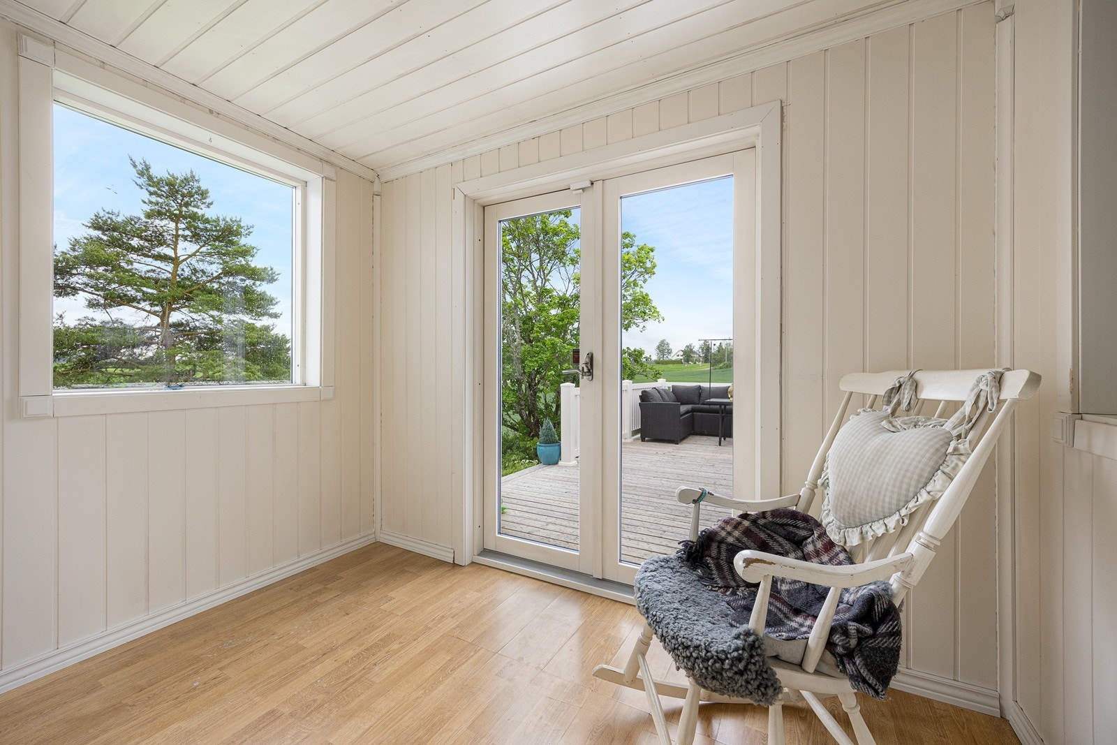 Fra stuen er det adkomst til et praktisk og lyst kontor. Rommet har dobbel glassdør ut til terrassen der utsikten viser seg fra sin beste side. Galleribilde