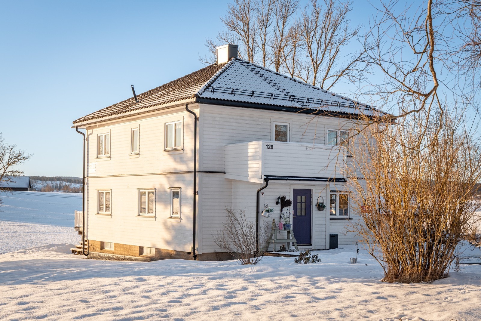 Dette er en stor og familievennlig enebolig over to plan pluss kjeller, og med fine terrasser og uteområder. Galleribilde