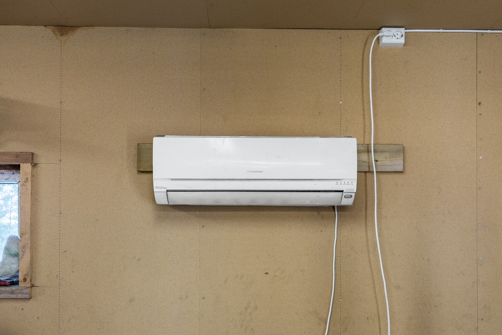 Garasjen er utstyrt med varmepumpe og eget sikringskap. Galleribilde